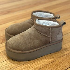 UGG Classic Ultra Mini Platform

Chestnut

Women’s size 5

Gently used